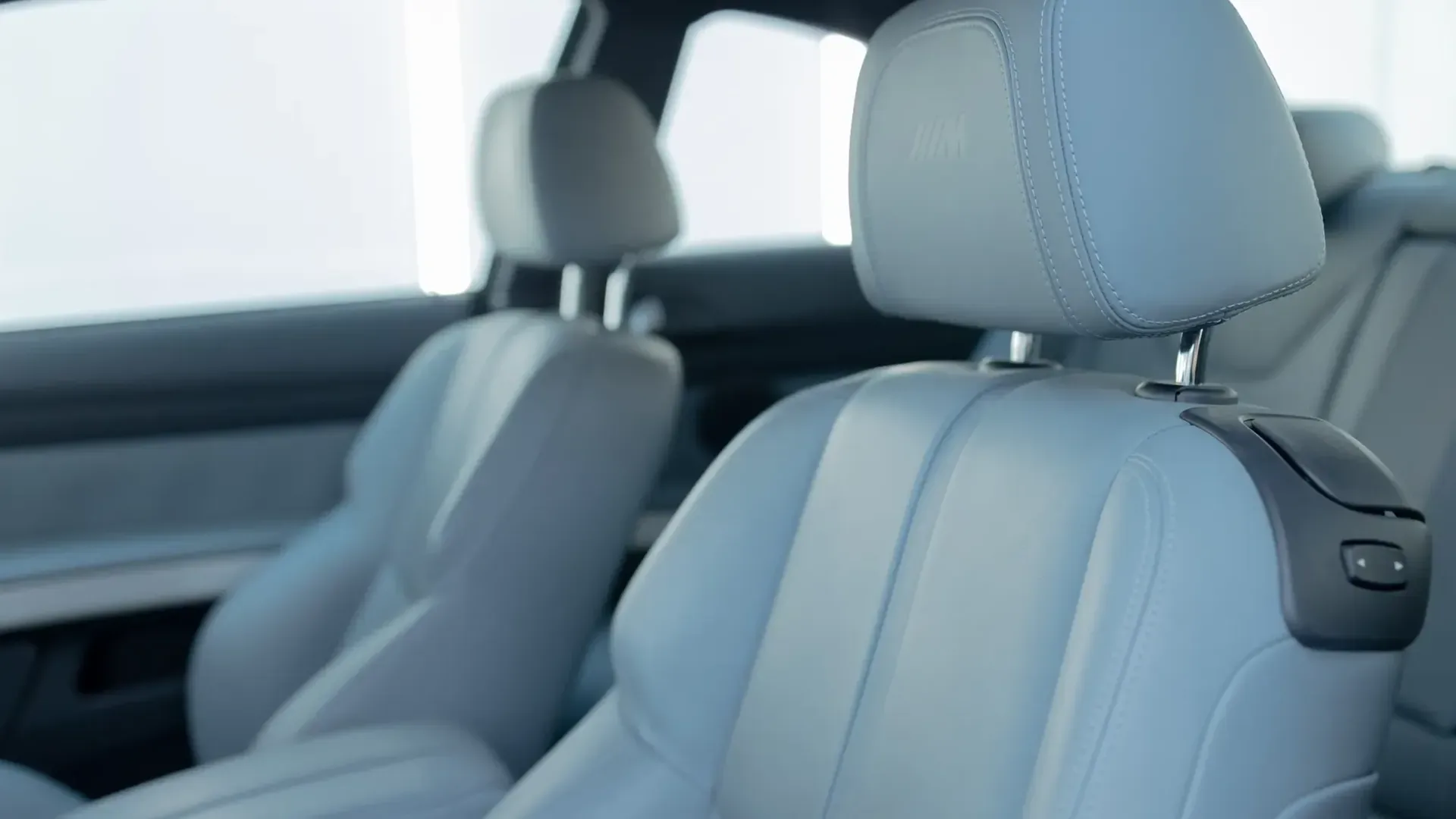 Leder im Fahrzeug reinigen und pflegen lassen